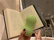 入浴中も本を読んだり、フライトで疲れた身体をマッサージ。このツボ押しグッズは東急ハンズで買いました！　痛気持ちい感じでおすすめです（本人提供）