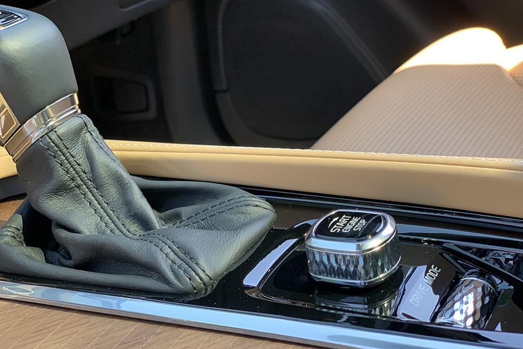 エンジンのON／OFFボタンやドライブモードセレクター