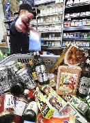 ソウルのスーパーで陳列棚から下ろされた日本メーカーのビールやたばこ、食品など＝７日（聯合＝共同）