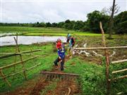 アッタプー県で、田おこしのため水田に向かうポームさん一家。末っ子のプー君（手前）も喜んで手伝う。