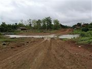 未舗装路が続き、雨期になるとあちこちで寸断される