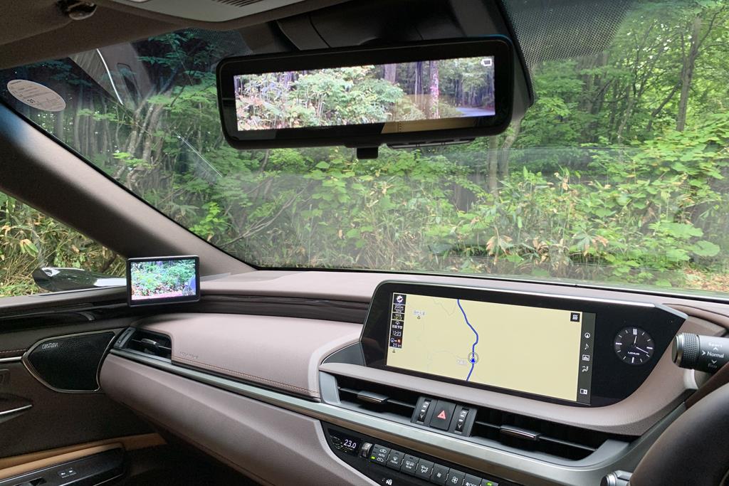 デジタル映像が映し出されたルームミラーと、ドライバーに向けて横向きに設置された助手席側のディスプレイ