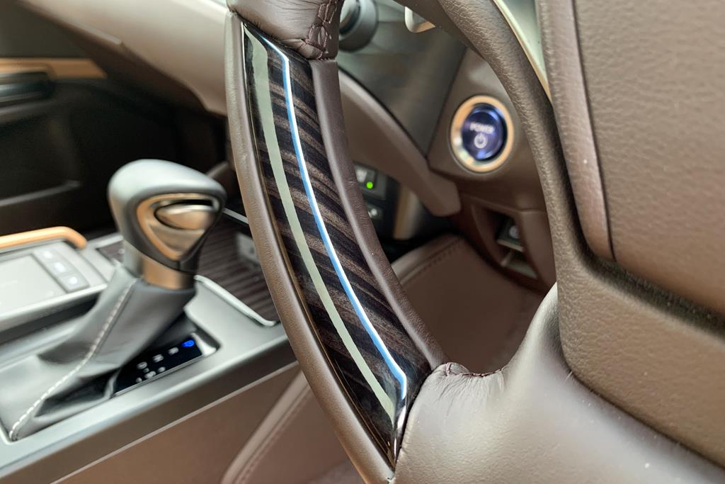 ハンドルやオーナメントパネルにあしらわれたブラウンの縞杢。奥深さを感じる美しさに思わず見入ってしまった