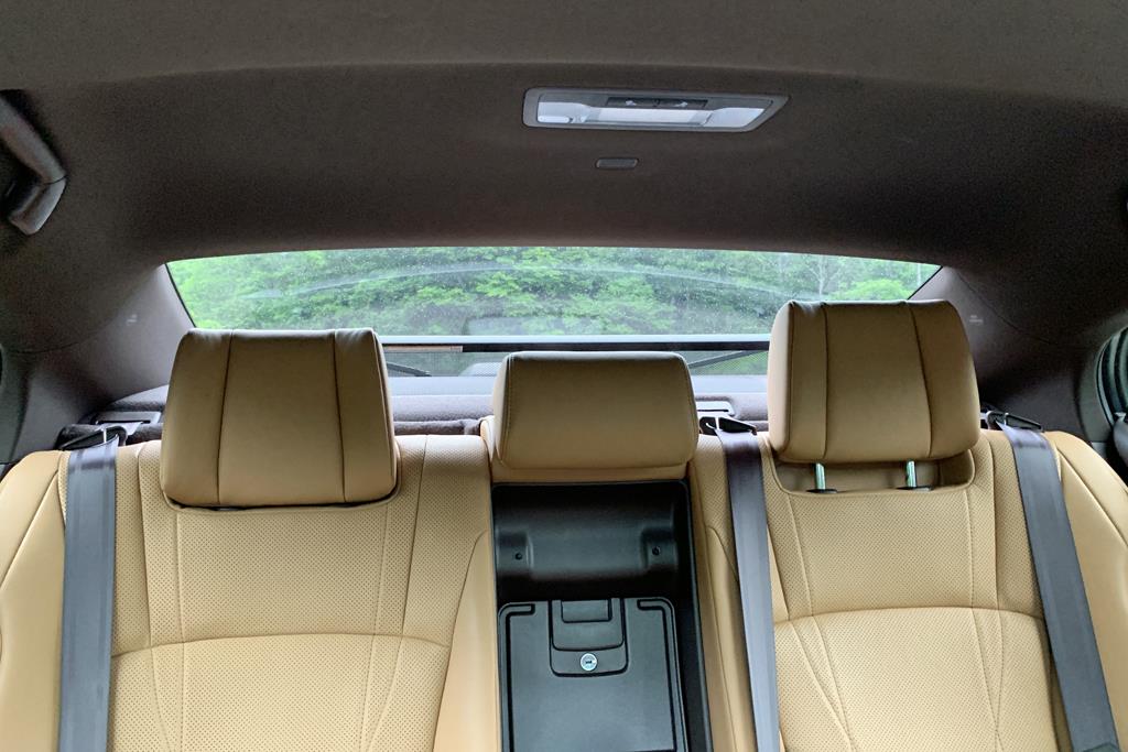 後退時に自動で下がるリヤウインドーのサンシェード（※半分下がった状態）