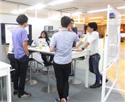 思い思いのスペースでミーティングが行われていた＝東京都台東区の「ＩＳＡＯ」