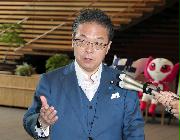 閣議を終え記者団の質問に答える世耕弘成経産相＝１６日午前、首相官邸（春名中撮影）