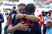 チームオーナーのホーナー氏と抱き合うホンダの山本雅史F1マネージングディレクター