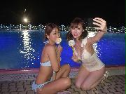 びわ湖大津プリンスホテルで始まったナイトプール＝大津市
