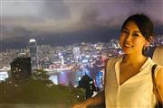 アジア系航空会社に勤務する新田祐子さん。写真は香港ヴィクトリアピークからの「100万ドルの夜景」。遅い時間だと街の灯りが消えてしまうので、日没時間に合わせて登りました（本人提供）