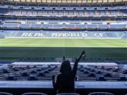 スペインでレアル・マドリードのスタジアムツアーに参加。目の前に選手はいなくてもフィールドから感じるエネルギーに興奮して血が騒ぎました！（本人提供）