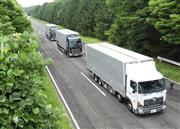 車間距離を保ちながら先頭のトラックを自動で追従する後続車＝２０１８年６月、茨城県つくば市