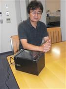 パリティミラーを備えた空中映像の装置を前に話すパリティ・イノベーションズの前川聡代表取締役＝大阪府東大阪市