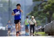 炎天下の中、足下には逃げ水現象も見られた皇居周辺＝２０１８年８月５日、東京都千代田区（桐原正道撮影）