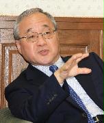 インタビューに応じる岡本薫明事務次官