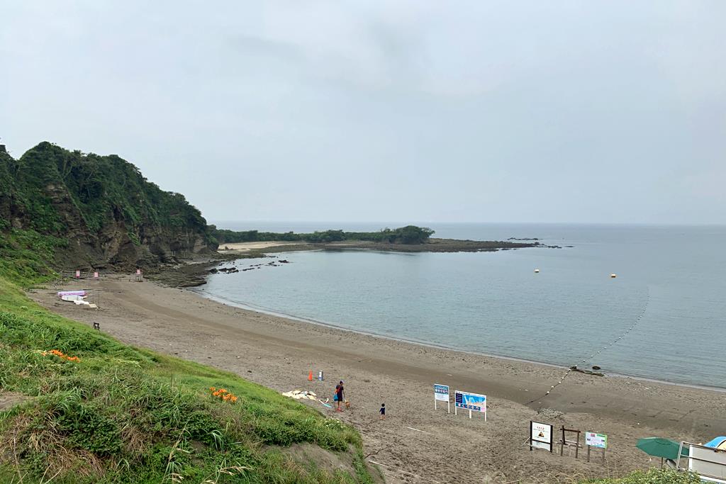 長者ヶ崎の岬と葉山の海。浜辺で愛犬と遊ぶ親子の姿もあった