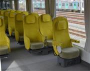 「ラビュー」の車内は、足元まで大きく空いた窓と黄色のシートが特徴