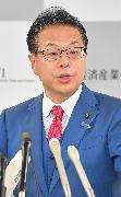 会見する世耕弘成経産相＝２日午前、東京都千代田区（三尾郁恵撮影）