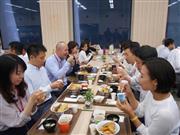 損保ジャパン日本興亜の社員食堂。ユニリーバ・ジャパンとコラボしてサステナブルシーフードの普及に取り組んだ＝５月２１日、東京・西新宿