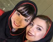 東南アジア系航空会社に勤務する川上涼子さん（左）イラン滞在中にイラン人の乗務員と一緒に撮影。（本人提供）