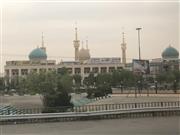 イランの街。道路沿いにモスクを見つけました（本人提供）