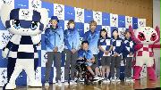 発表された東京五輪・パラリンピックのボランティアら大会スタッフ用のユニホーム＝７月１９日午後、東京都中央区