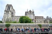 セーヌ川の観光船から、ノートルダム大聖堂の写真を撮る観光客ら＝５月１８日、パリ（宮崎瑞穂撮影）