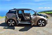 晴天に恵まれた箱根のターンパイクとBMWのi3。後席はコーチドアで、何とBピラーは存在しない