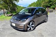 BMWのi3。後方に相模湾の海岸線を望む
