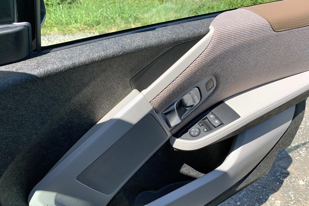 ドアトリムのダークグレーのパーツには、軽量のケナフ麻の繊維を採用。手触りはややザラザラとしたプラスチックのよう