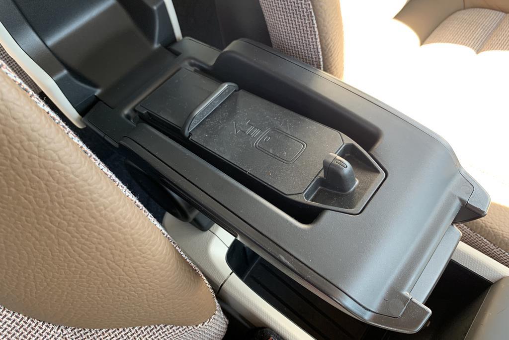 筆者のスマホは大きすぎてワイヤレス充電器に収まらず…ただし、片側が浮いた状態でも充電はできていたようだ