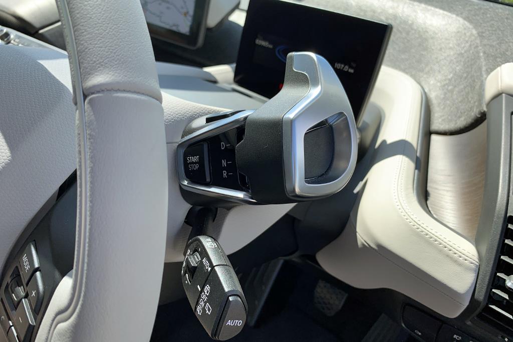 コラムの右側に配置した起動ボタン兼シフトセレクター