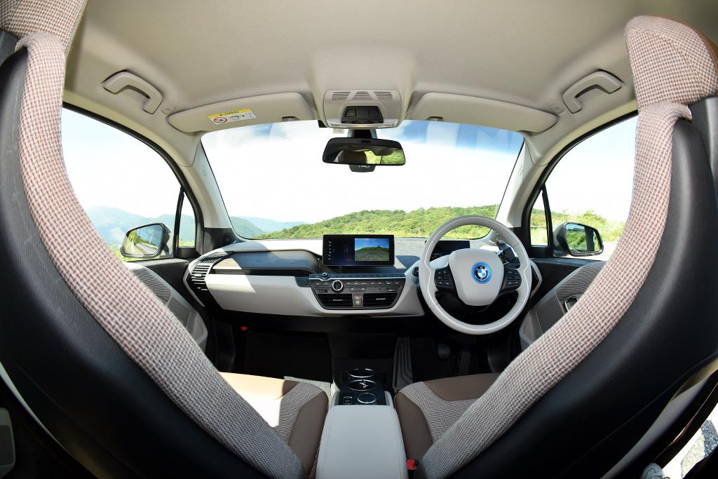 未来的でクリーンな印象のインテリア