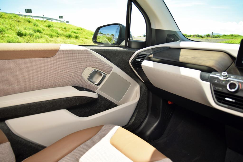 とても個性的なデザインのインテリア。環境に配慮した素材をふんだんに使っている