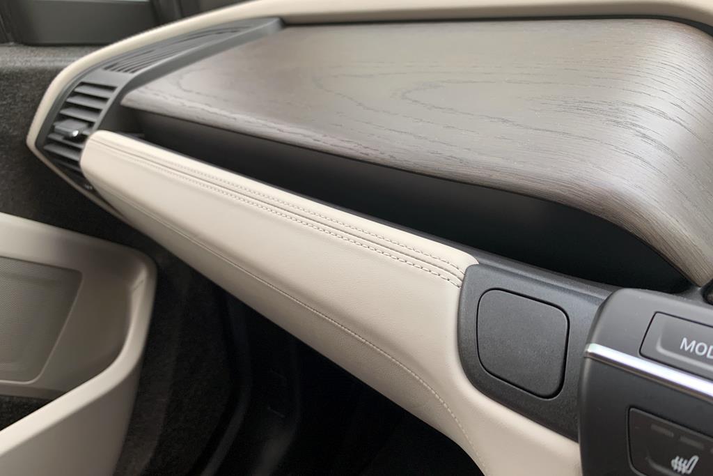 手前のボタンを押すとダッシュボード上面のユーカリウッドが開き、グローブボックスが現れる