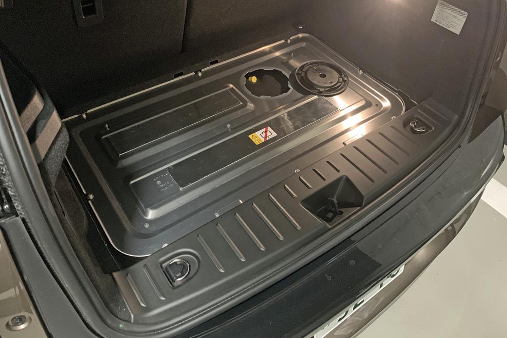 ラゲージ直下にモーターや600ccの発電用エンジンが格納されている