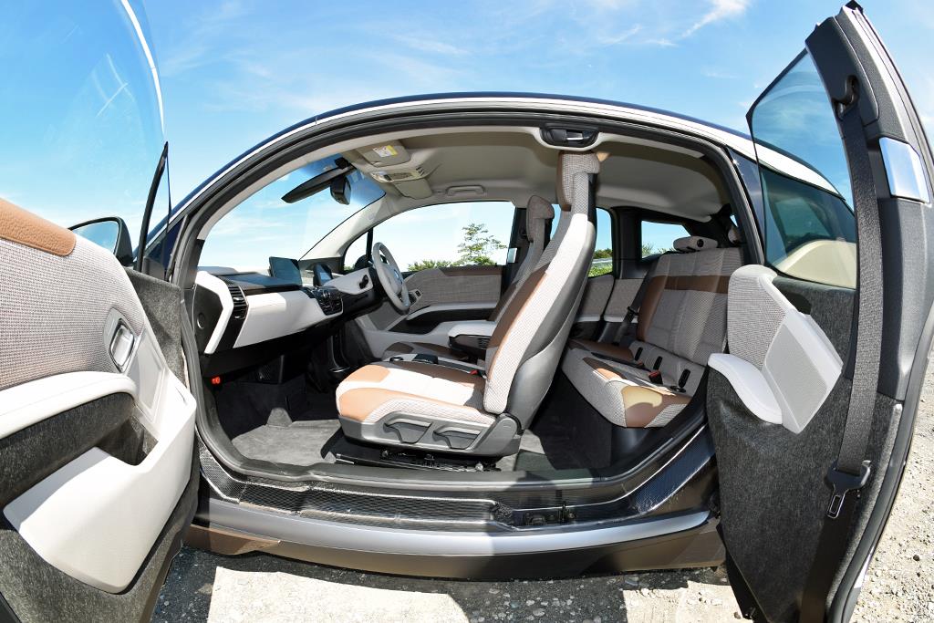 後席ドアは観音開き。Bピラーはない