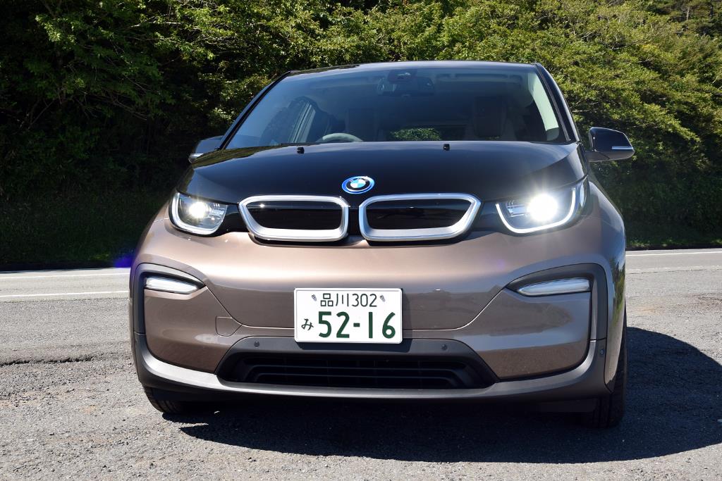 フロントも独特のデザインが目を惹く