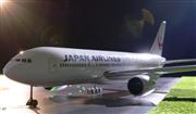 SMALL WORLDS TOKYOの「関西国際空港エリア」。関西国際空港をモデルに、ミニチュアのスケールならではの普段では絶対に撮影できない角度からの撮影が可能に。機体により離着陸のエンジン音が異なり、それぞれ忠実に再現されています。合計40機が入れ替わりで離発着を繰り返し、およそ30分間隔で空港の一日が観察できる（(C)SMALL WORLDS.Inc）