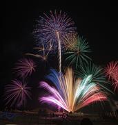 大阪府阪南市の花火大会で披露された葛城煙火の花火「スターマイン」＝平成２９年４月（提供）