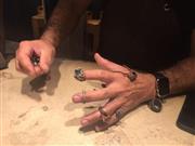 大ぶりなジュエリーも指にはめるとバランスがとれる