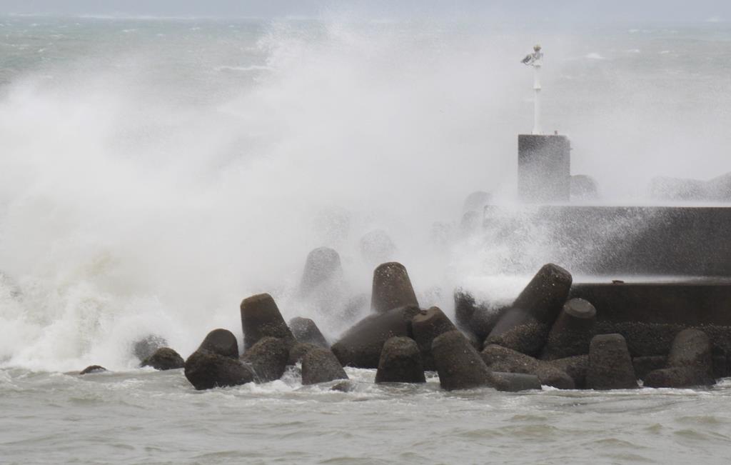 台風１０号の影響で防波堤に押し寄せる波＝１５日午前、和歌山県田辺市