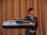 「シーバルーン」３０分の１モデルを披露したオーシャンスパイラルの米沢徹哉社長＝６月１０日、東京都千代田区