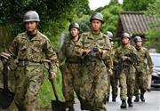 ７月、鹿児島県内の土砂崩れ現場に向かう自衛隊員。要員確保が難しさを増す