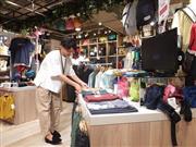 ジーンズの陳列が減っている店内（東京商工リサーチ撮影）