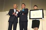 杉浦会長（左）と受賞した鳳企業の泰社長（中央）