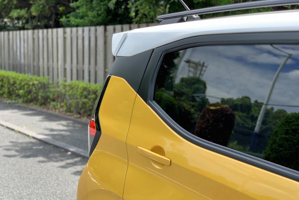 エッジの効いたデザイン。ピラーは黒塗りされており、ルーフが宙に浮いているようだ