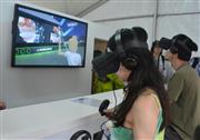 ＶＲ空間に再現された「ライブ会場」で約２００キロ離れた六本木からの参加者と交流する利用者＝７月２７日、新潟県湯沢町