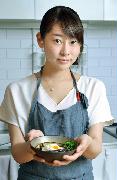 「照り焼きなすの温玉のっけ」をすすめる料理研究家の河瀬璃菜さん（三尾郁恵撮影）