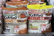 スーパー原信で販売されているランチパックのイタリアン風味。左の列がみかづき、右がフレンド監修＝８日、長岡市の原信　今朝白店（池田証志撮影）