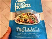 パスタとして売られている海藻。ちょっと怪しいが日本語も添えられていた（筆者撮影）